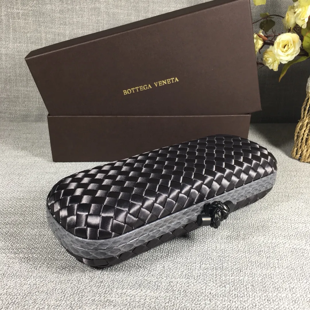 8651 Large Classic Dinner Bag ~~~Snake leather with ribbon ~~~Dense and slippery, not easy to fluff, can hold iPhones of all sizes! Size: 25cm*9.5cm*4cm